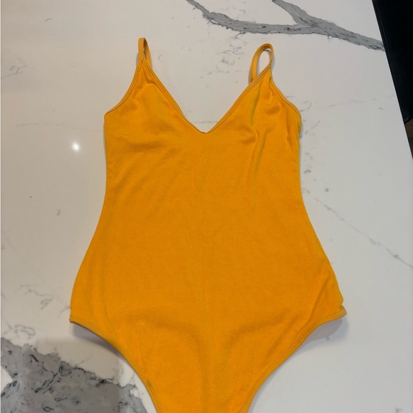 Aritzia Talula yellow ribbed body suit - Picture 2 of 5